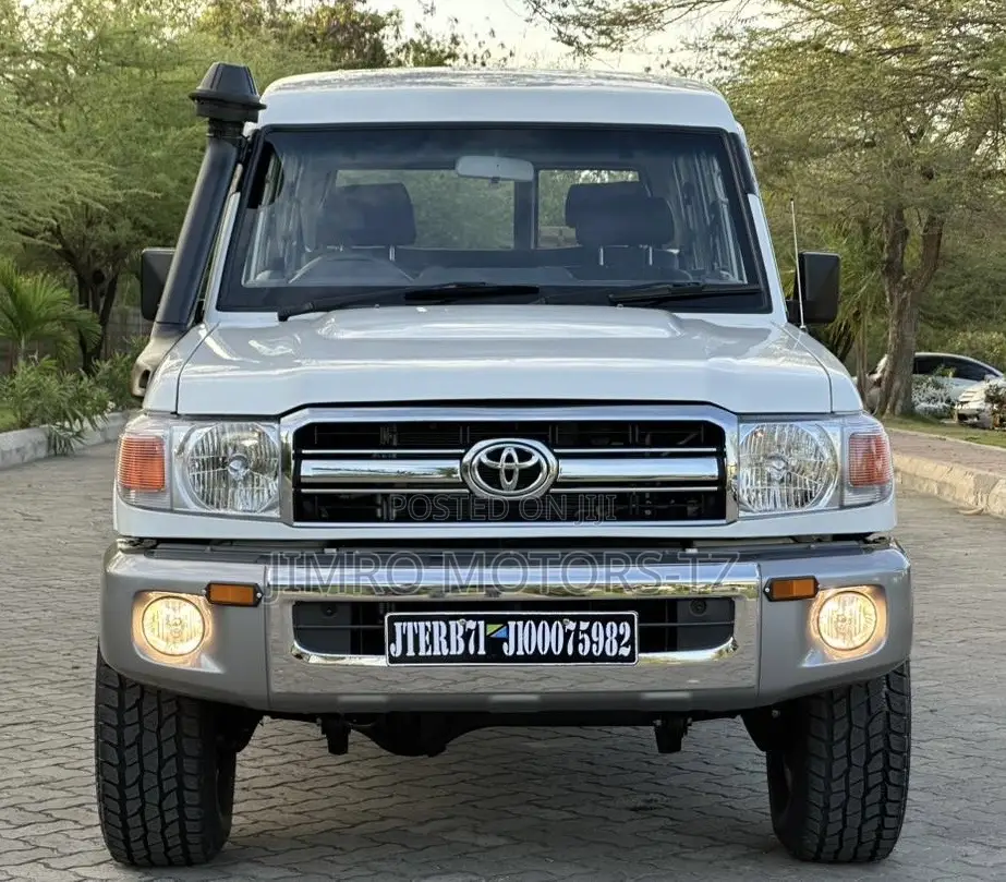 Toyota Land Cruiser 2015 White