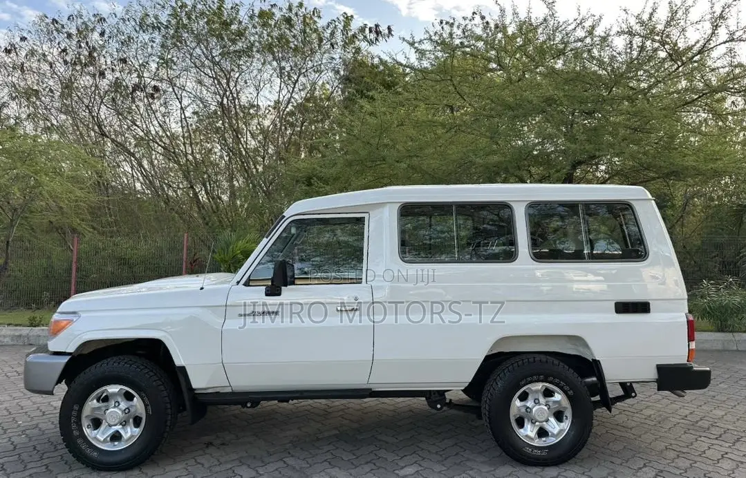 Toyota Land Cruiser 2015 White
