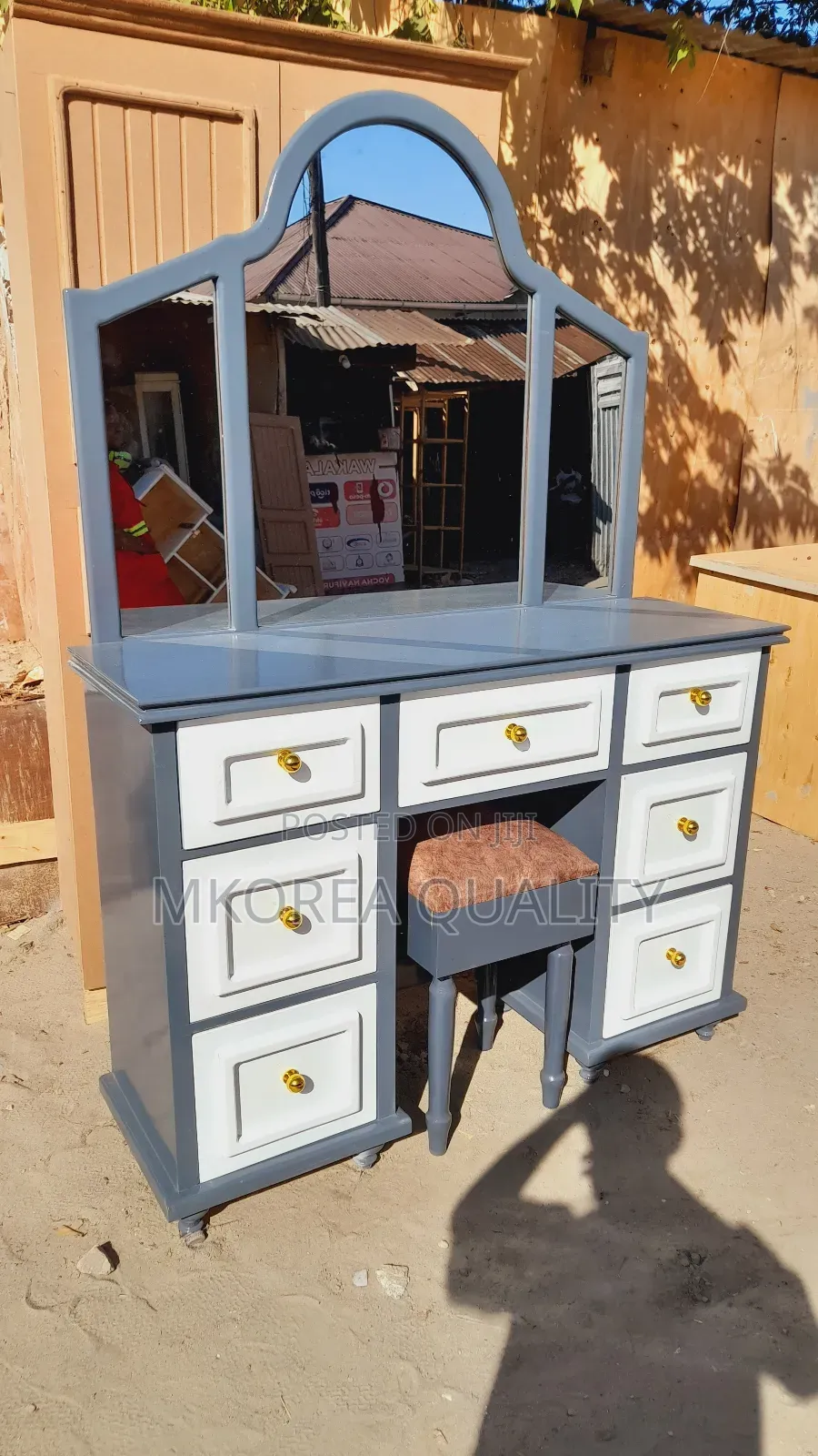 Dressing Table Yakisasa Kabisa