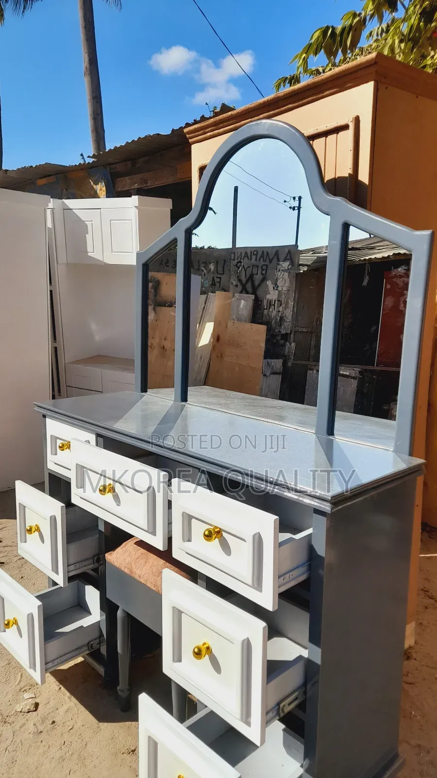 Dressing Table Yakisasa Kabisa