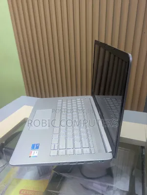 Laptop HP 14-Ep0063 1GB Intel Core I5 SSD 256GB