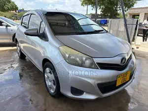 Toyota Vitz 2013 Silver