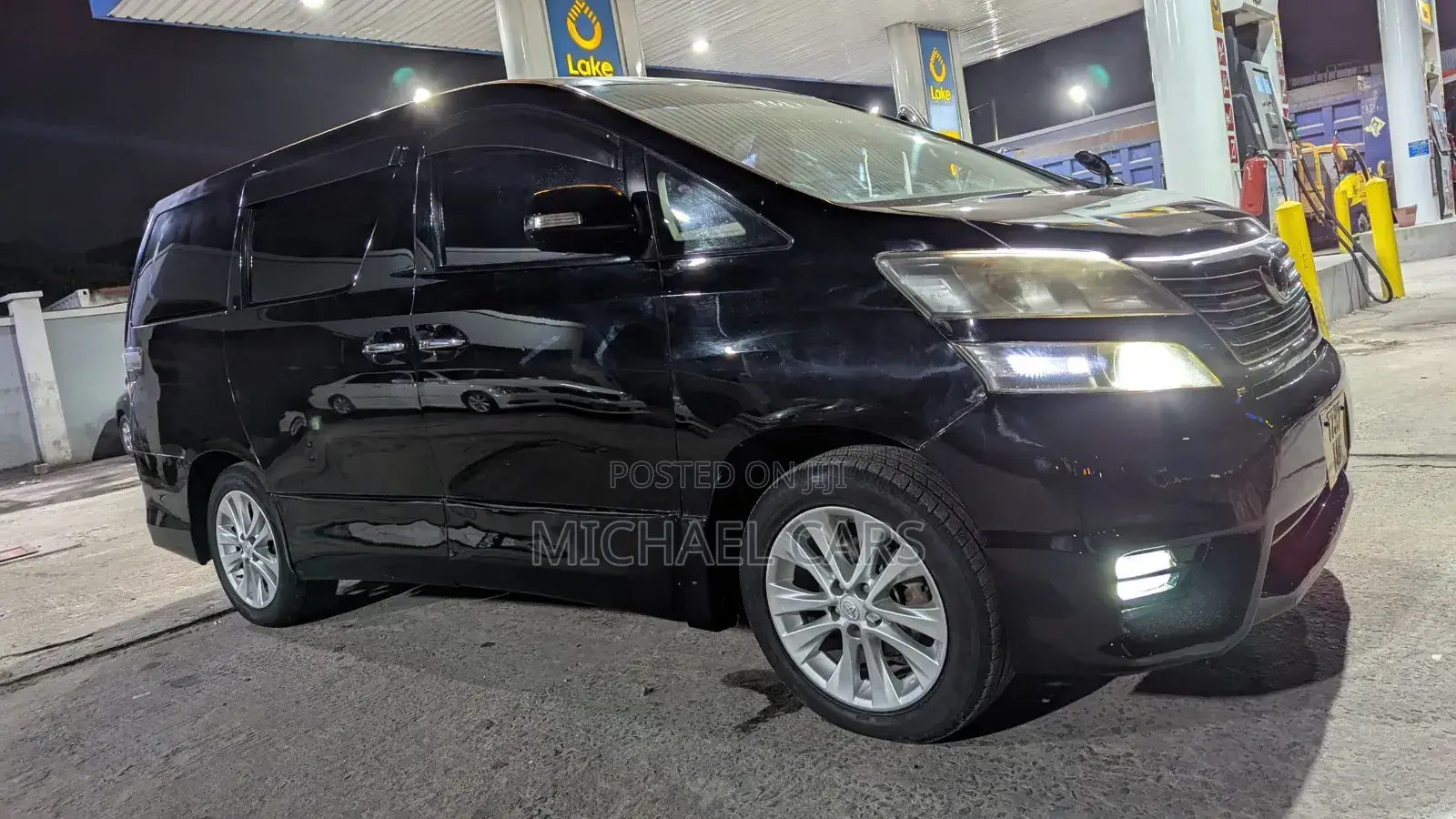 Toyota Vellfire 2010 White