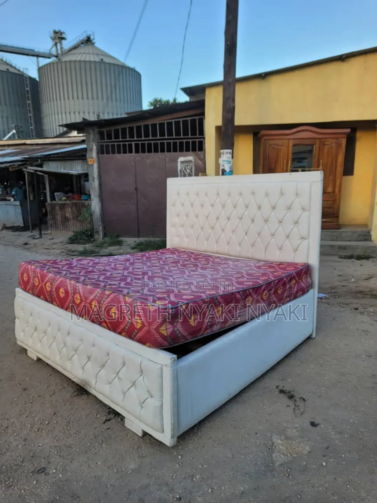 Kitanda Sofa // 5x6 // Godoro Inch 10 //