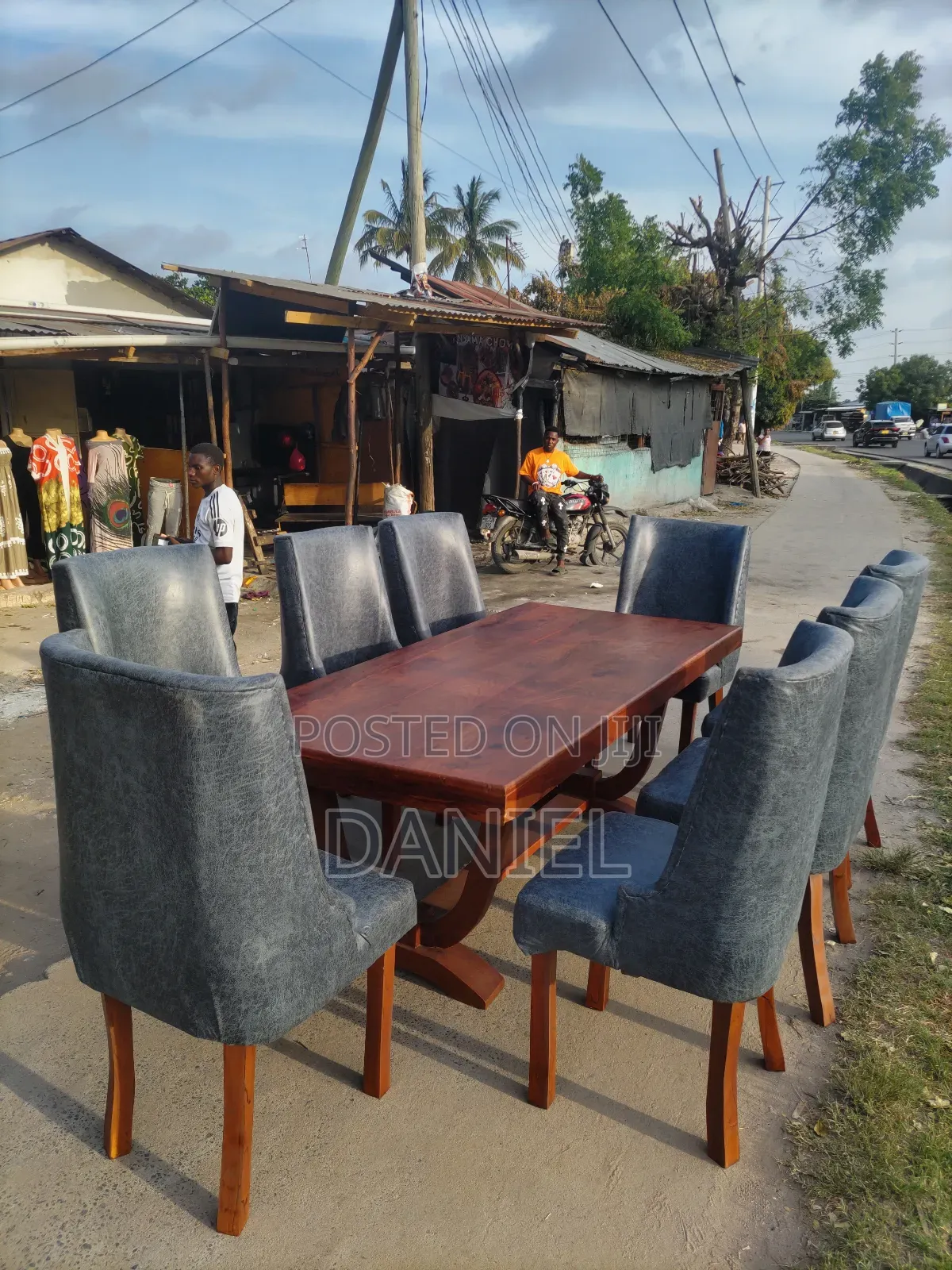 Dining Table Ya Watu Nane Wood Color