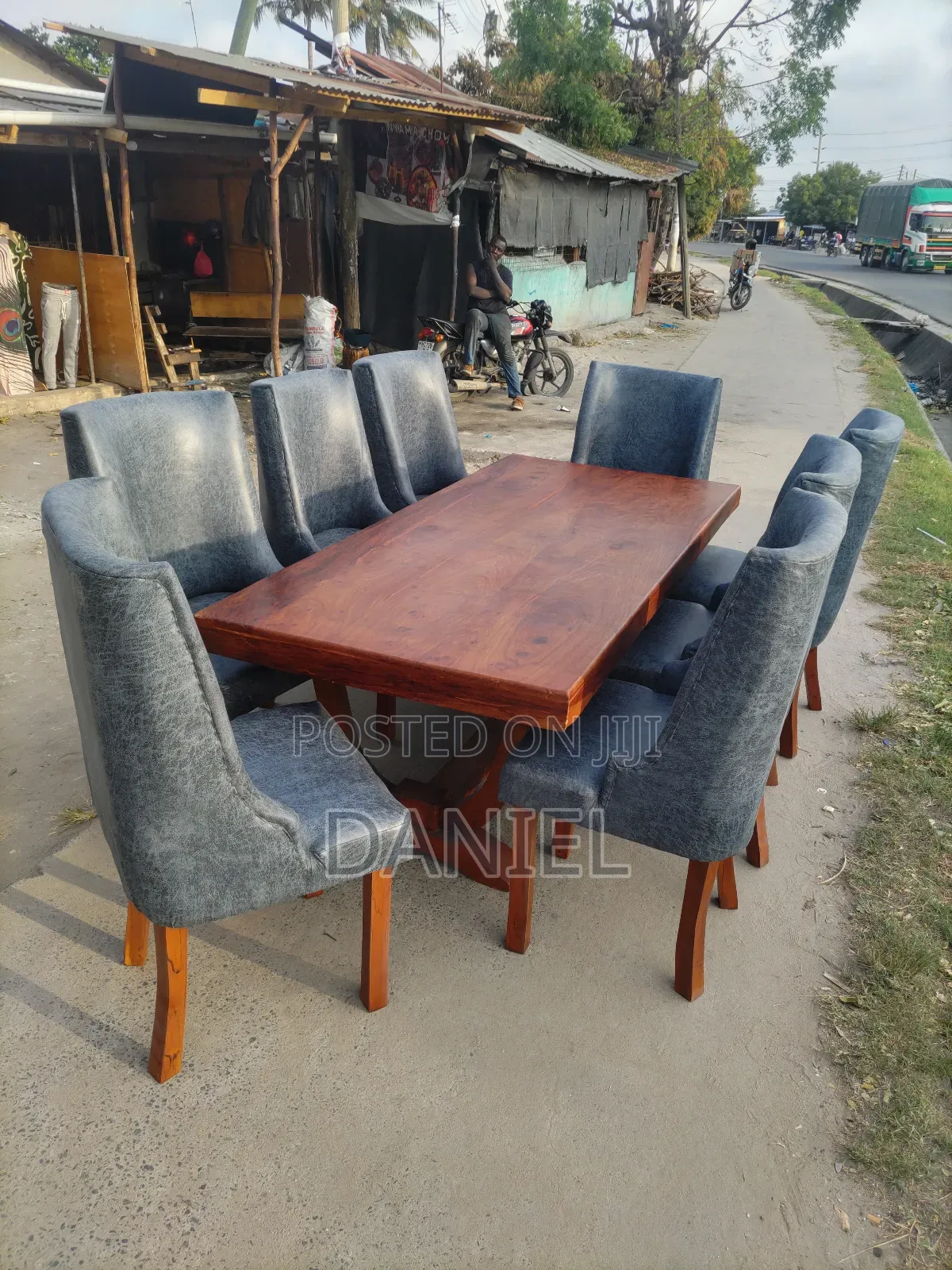 Dining Table Ya Watu Nane Wood Color