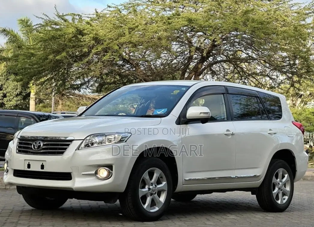 Toyota Vanguard 2012 White
