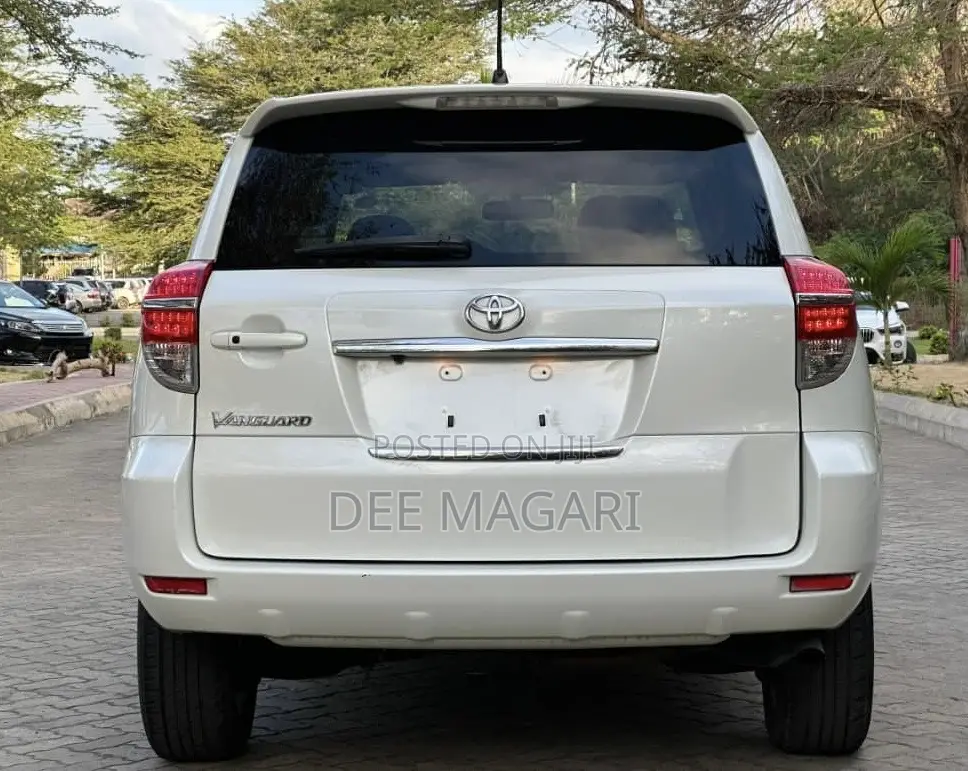 Toyota Vanguard 2012 White