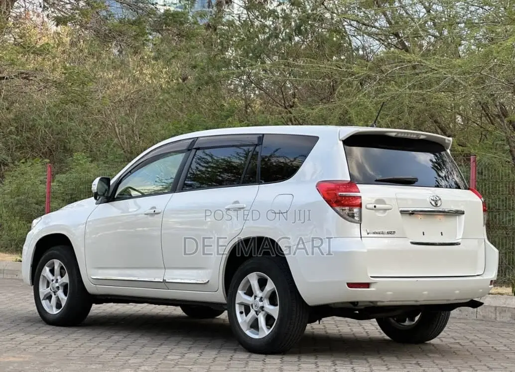 Toyota Vanguard 2012 White