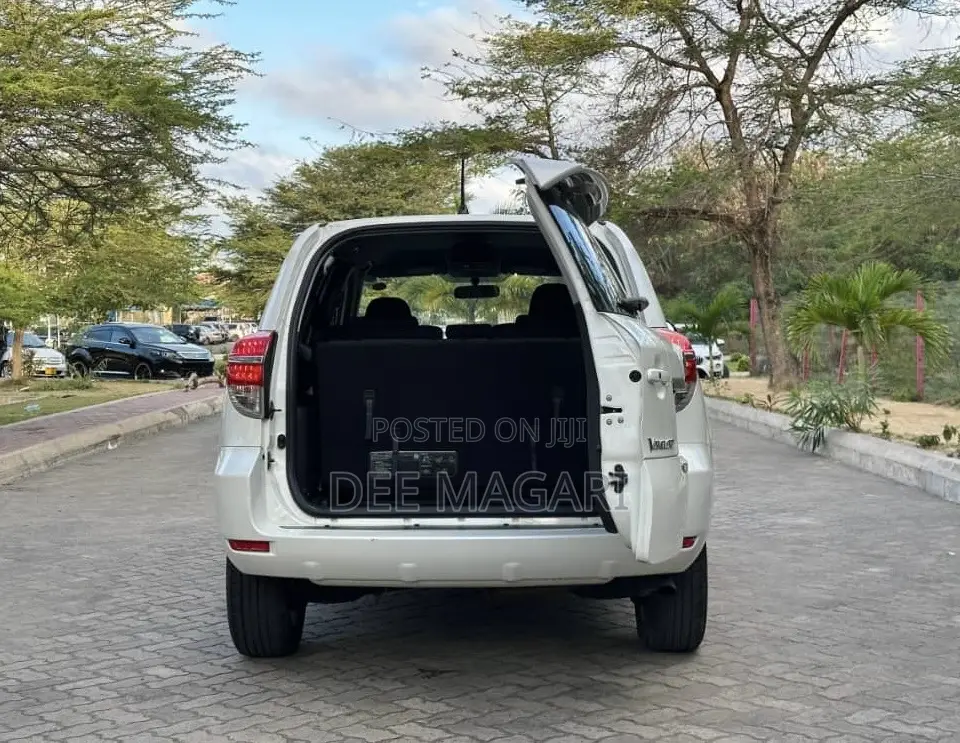 Toyota Vanguard 2012 White