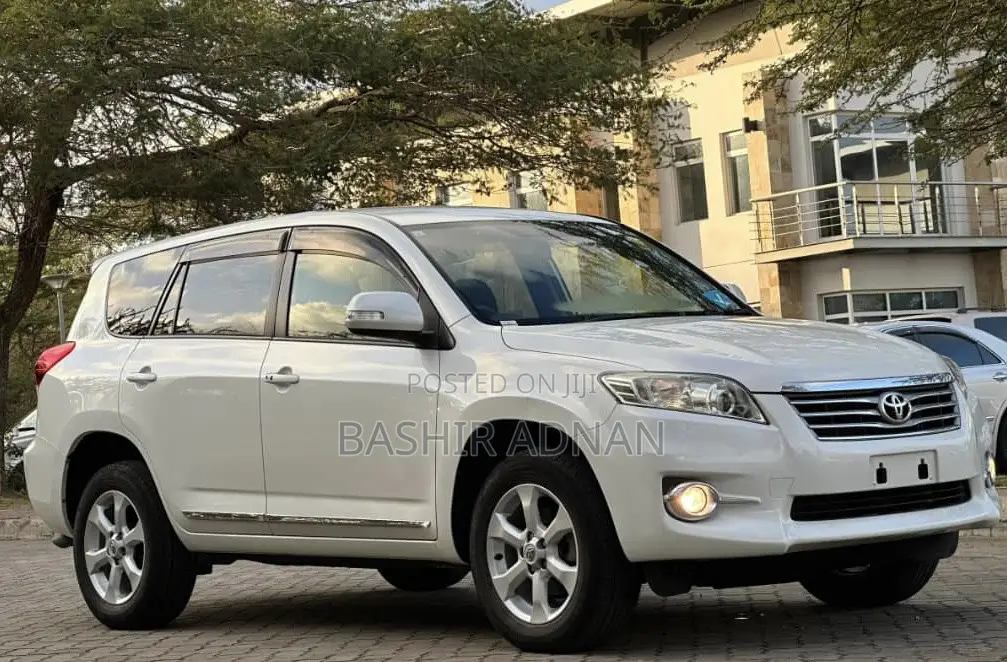 Toyota Vanguard 2012 White