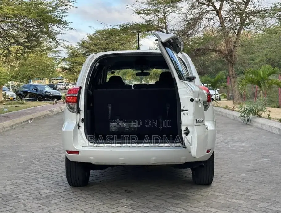 Toyota Vanguard 2012 White