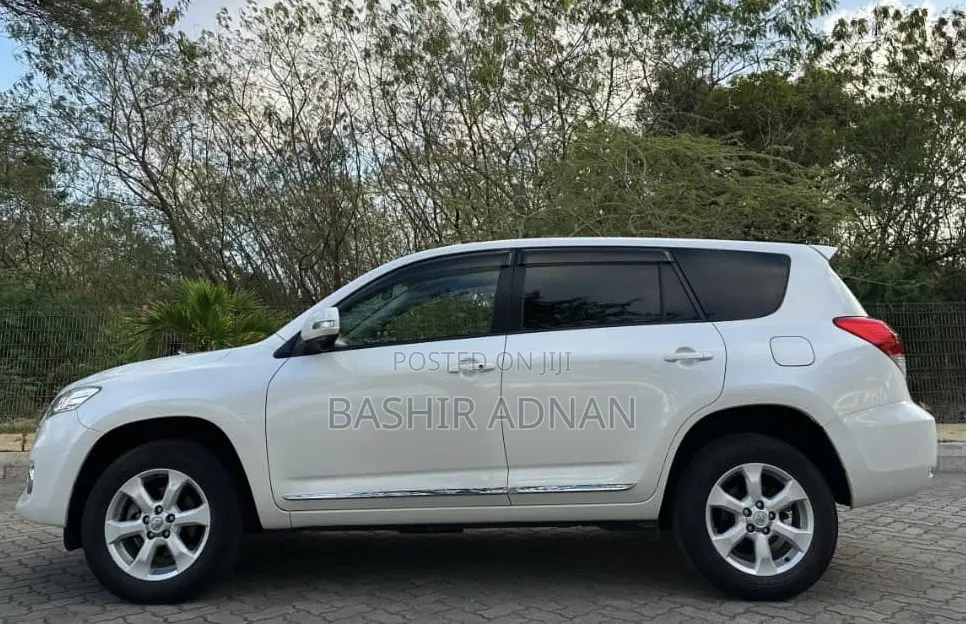 Toyota Vanguard 2012 White