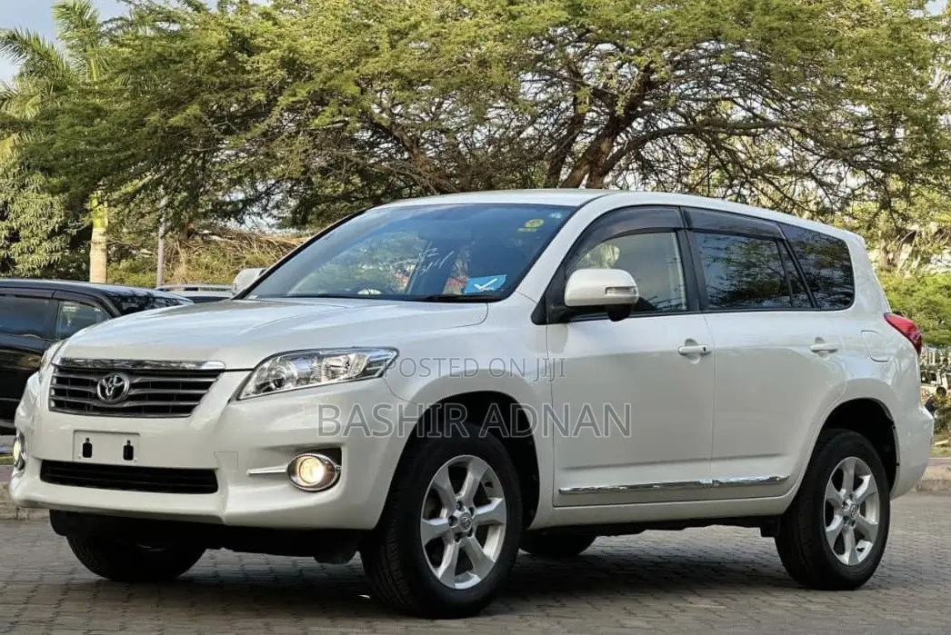 Toyota Vanguard 2012 White