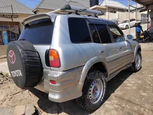 Toyota RAV4 1999 Silver