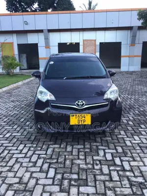 Toyota Ractis 2012 Maroon
