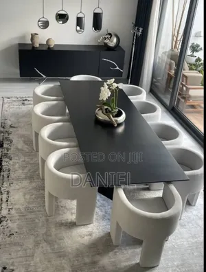Dining Table Ya Watu Kumi Rangi Nyeusi Na Viti Vyeupe