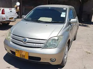 Toyota IST 2004 Gold