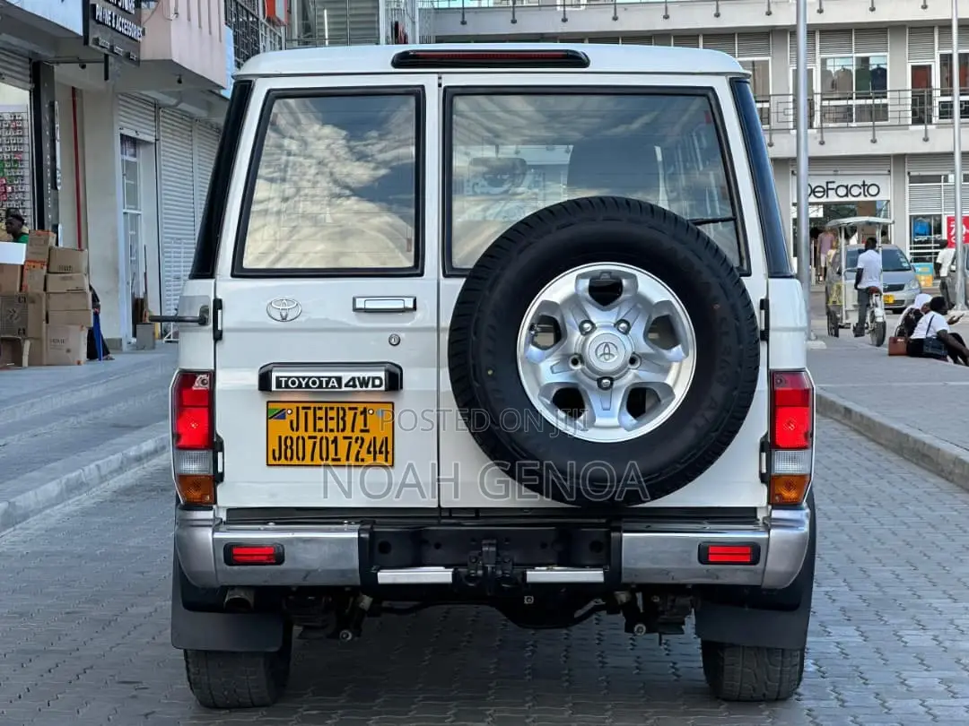 Toyota Land Cruiser 4.0 V6 DLX 2014 White