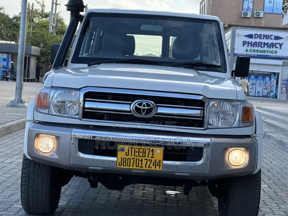 Toyota Land Cruiser 4.0 V6 DLX 2014 White