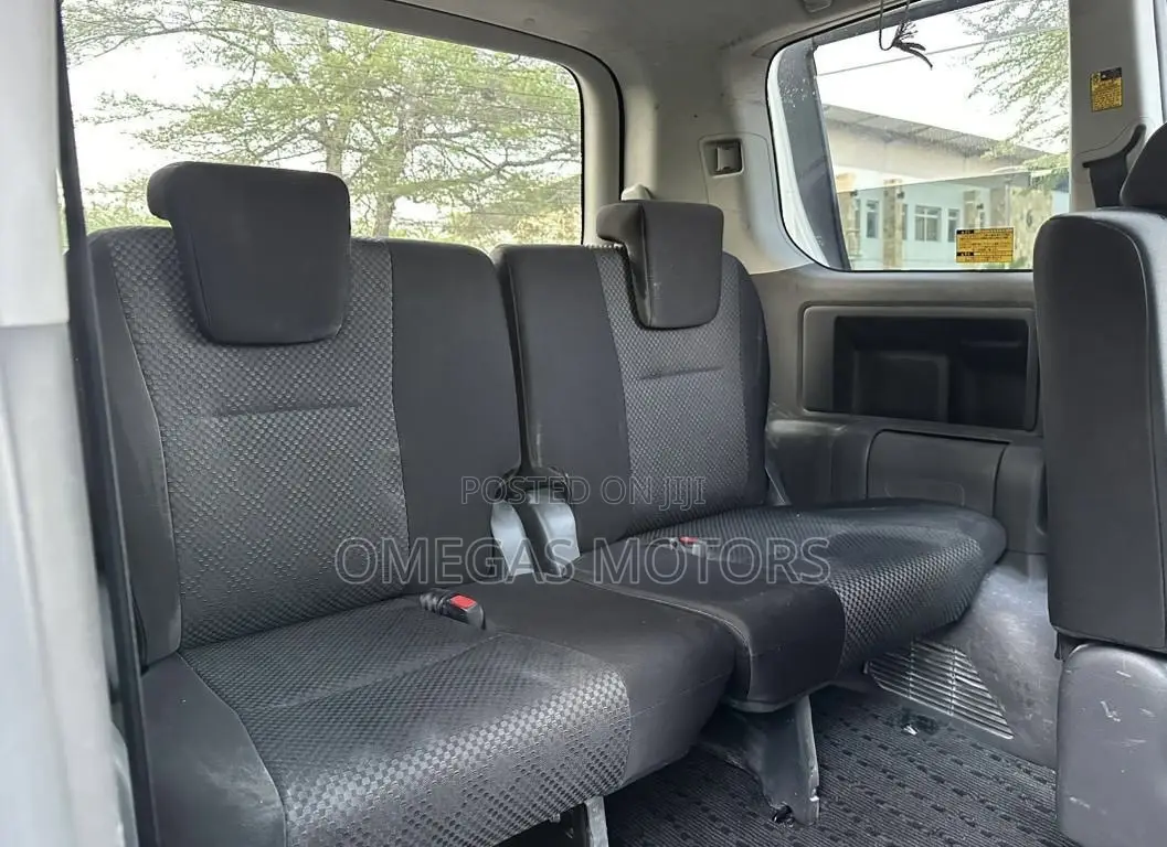 Toyota Noah 2.0 143hp AWD (7 Seater) 2008 White