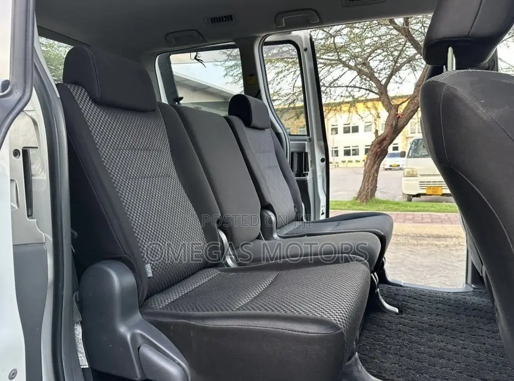 Toyota Noah 2.0 143hp AWD (7 Seater) 2008 White