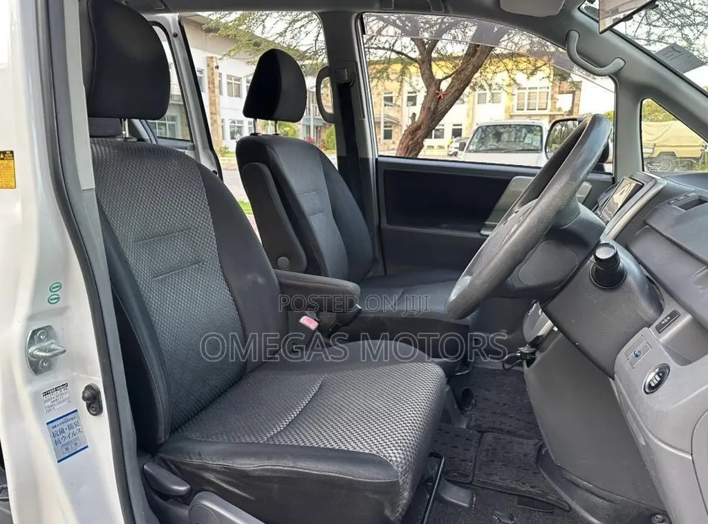 Toyota Noah 2.0 143hp AWD (7 Seater) 2008 White