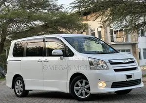 Toyota Noah 2.0 143hp AWD (7 Seater) 2008 White