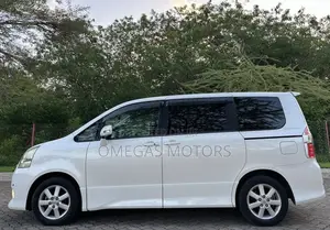 Toyota Noah 2.0 143hp AWD (7 Seater) 2008 White