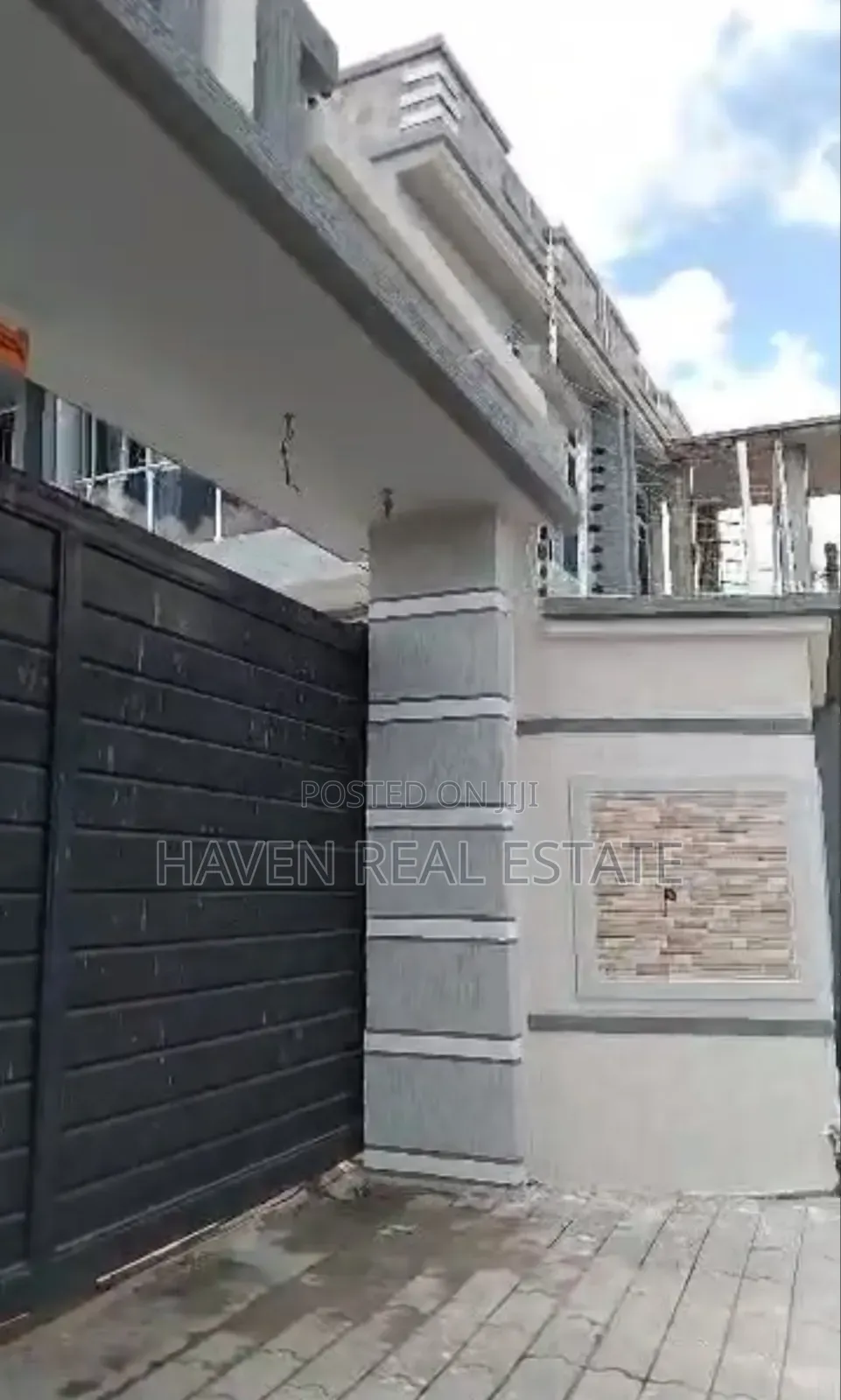 8bdrm House in Kinyerezi for sale