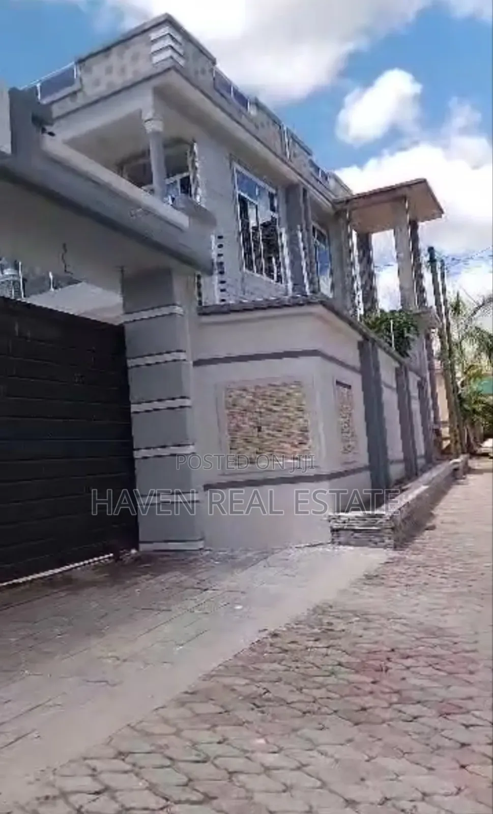 8bdrm House in Kinyerezi for sale