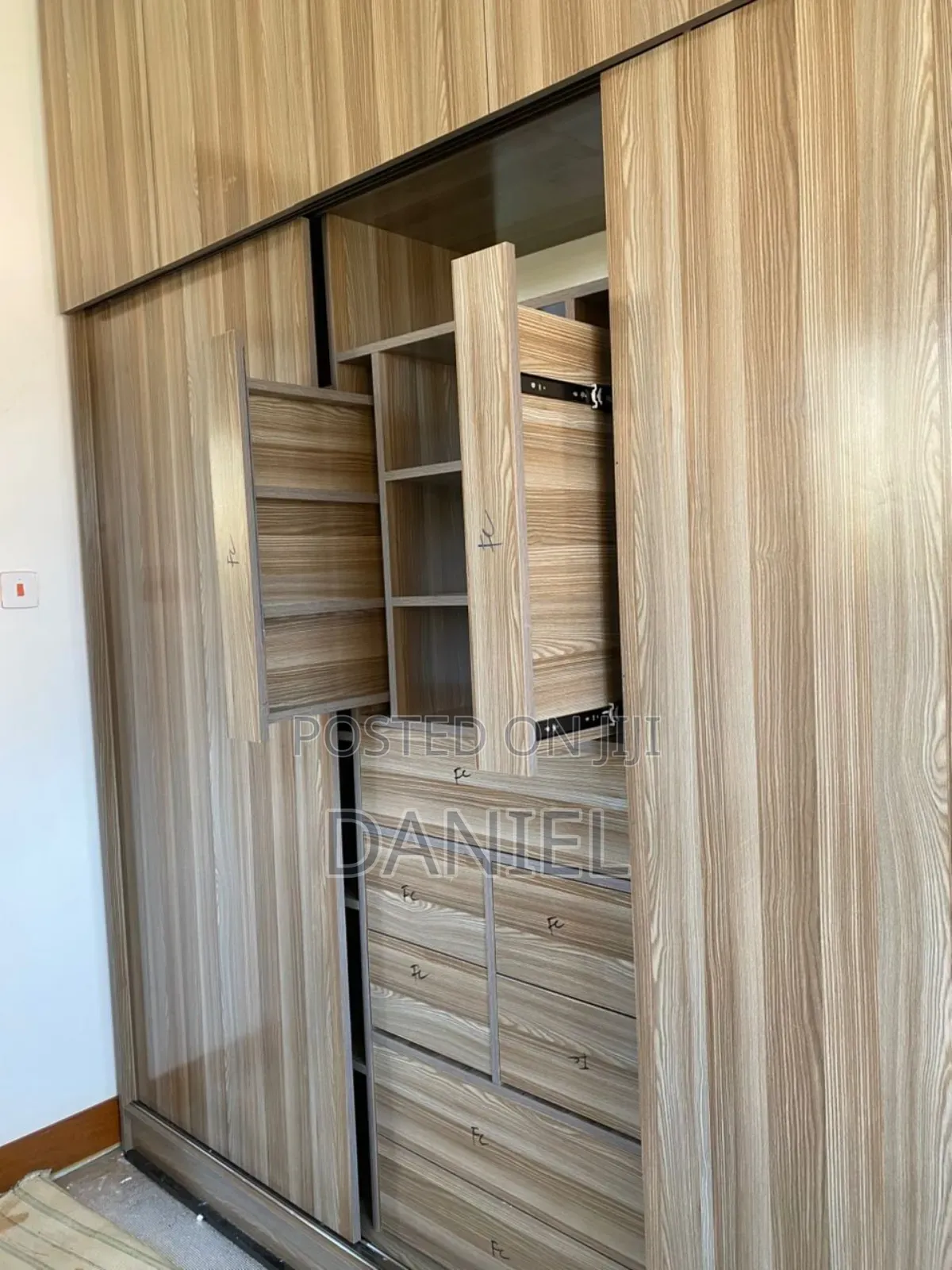 Kabati La Nguo Sliding Doors