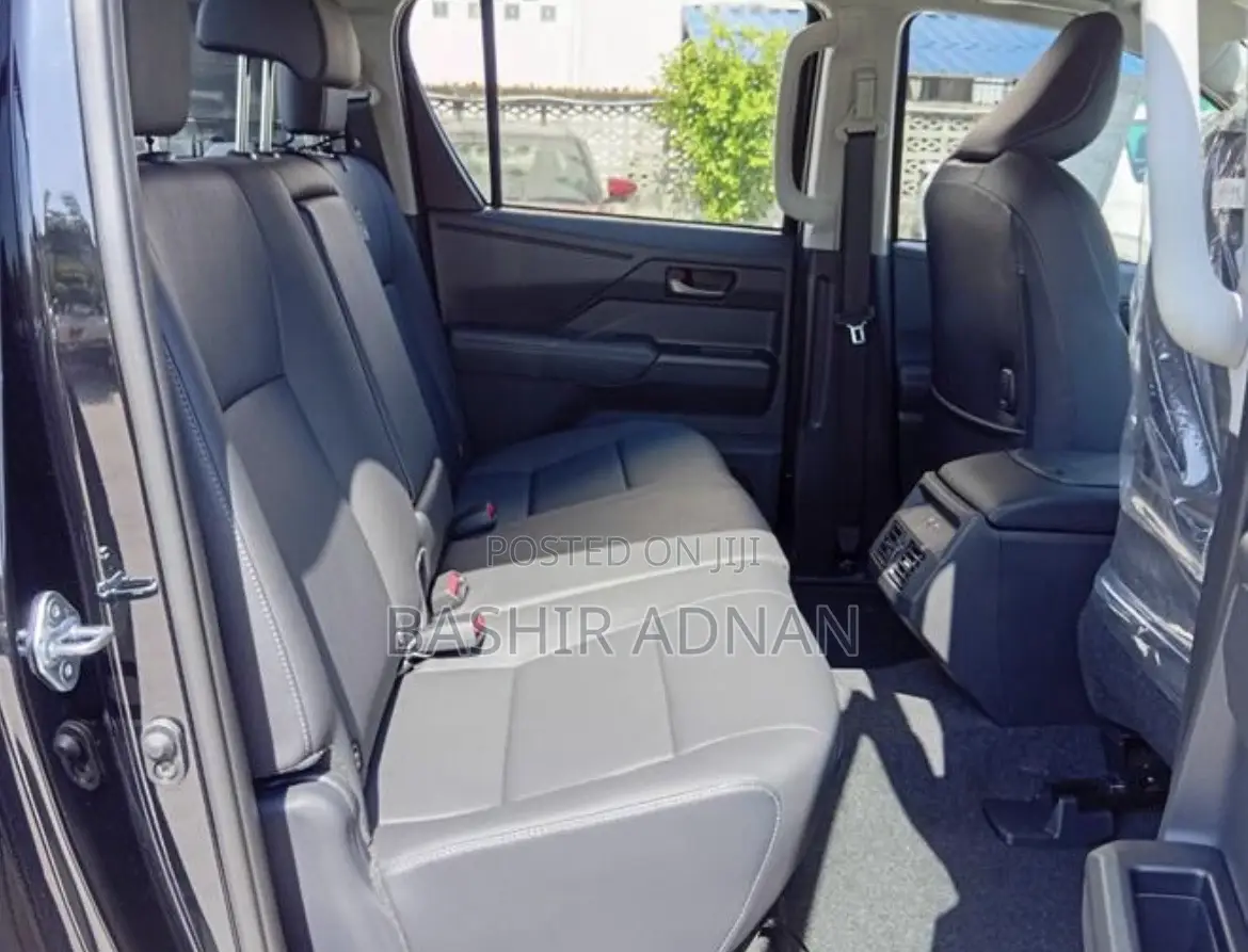 New Toyota Hilux 2025 Black