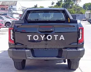 New Toyota Hilux 2025 Black