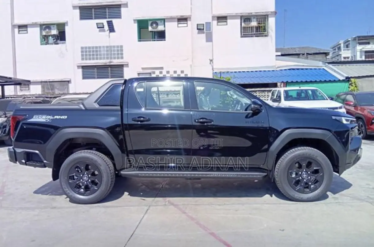 New Toyota Hilux 2025 Black