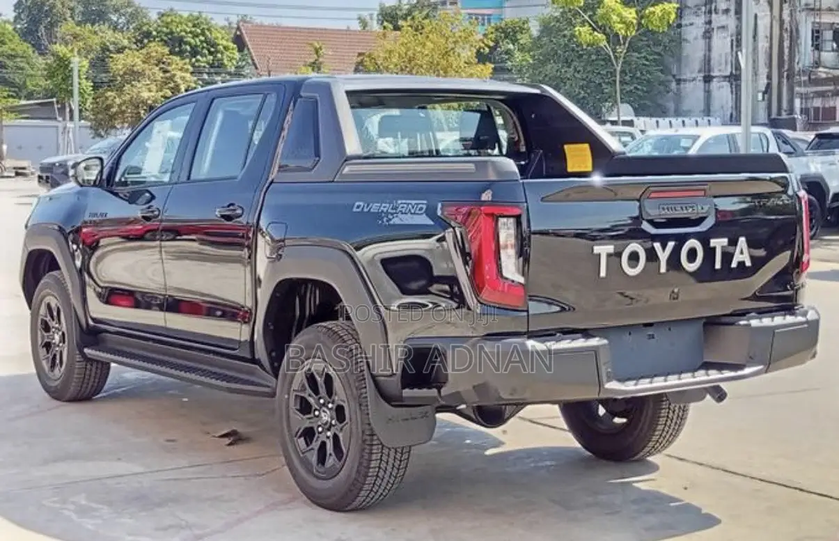 New Toyota Hilux 2025 Black