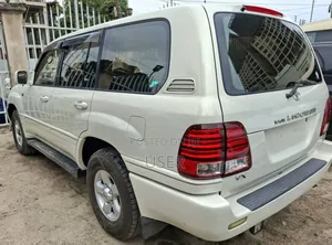 Toyota Land Cruiser 2001 White