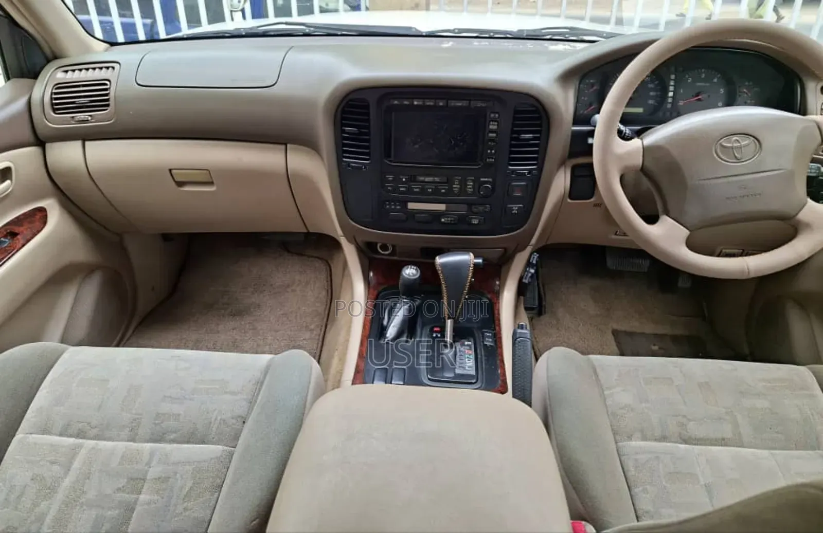 Toyota Land Cruiser 2001 White