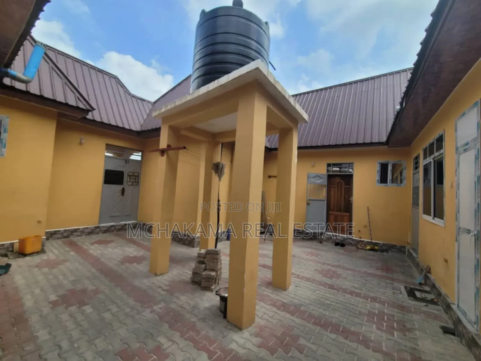 8bdrm Apartment in Mchakama Real Estate, Chamazi for sale