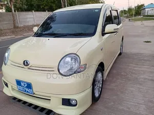 Toyota Sienta 2005 Yellow
