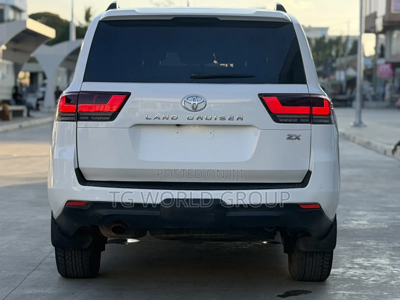 Toyota Land Cruiser LC300 2023 White