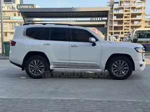 Toyota Land Cruiser LC300 2023 White