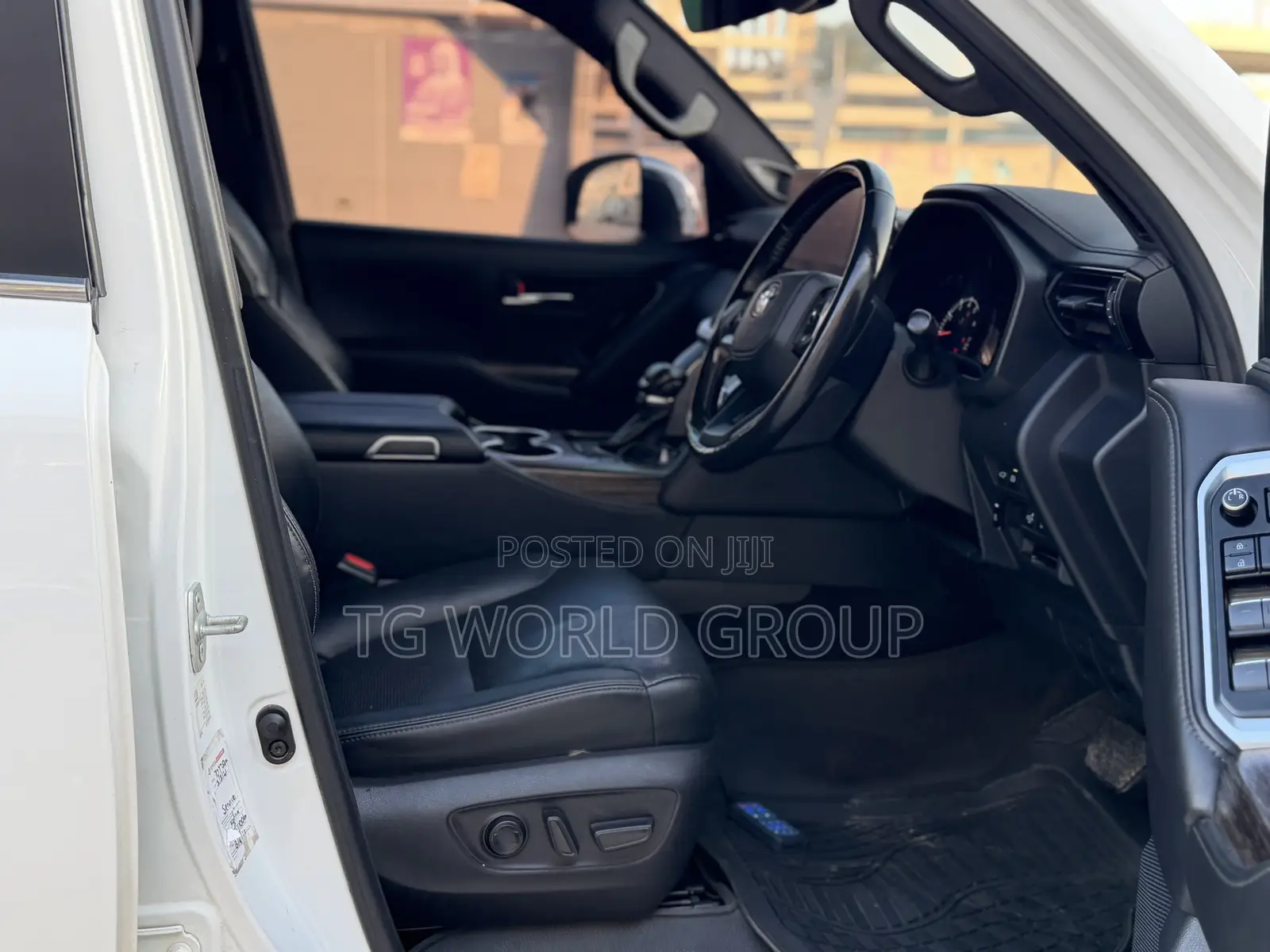 Toyota Land Cruiser LC300 2023 White