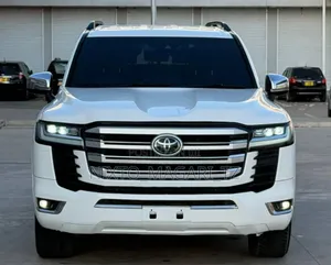 Toyota Land Cruiser LC300 2023 White