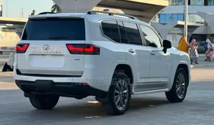 Toyota Land Cruiser LC300 2023 White