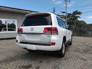 Toyota Land Cruiser 2017 White