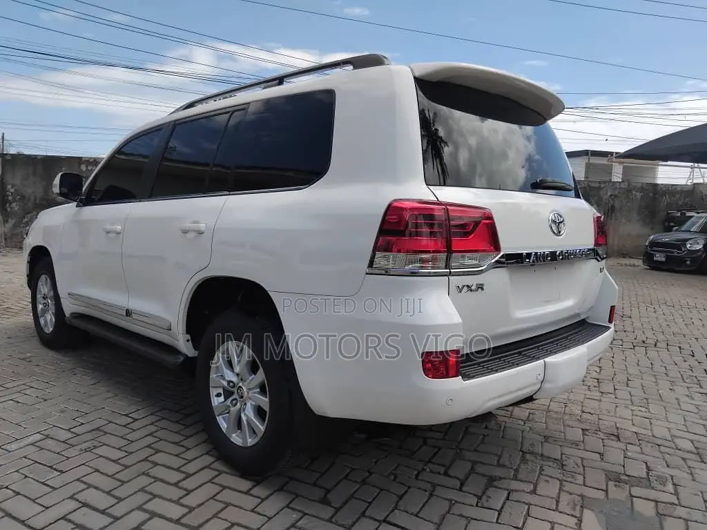 Toyota Land Cruiser 2017 White