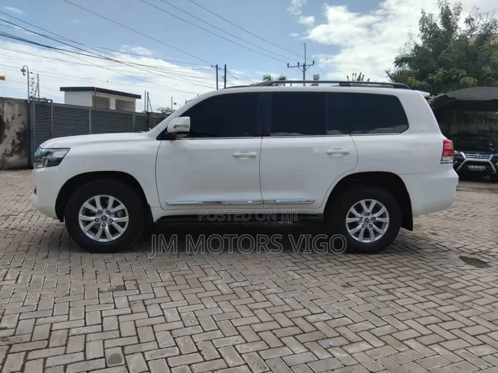 Toyota Land Cruiser 2017 White
