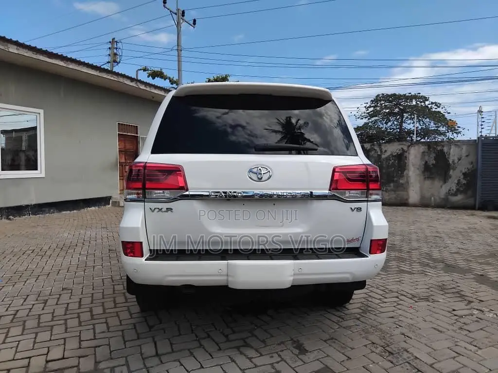 Toyota Land Cruiser 2017 White