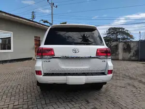 Toyota Land Cruiser 2017 White